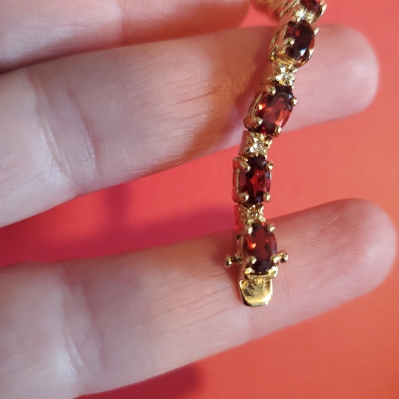 Vintage garnet colored rhinestone and gold tone bracelet - Picture 6 of 6